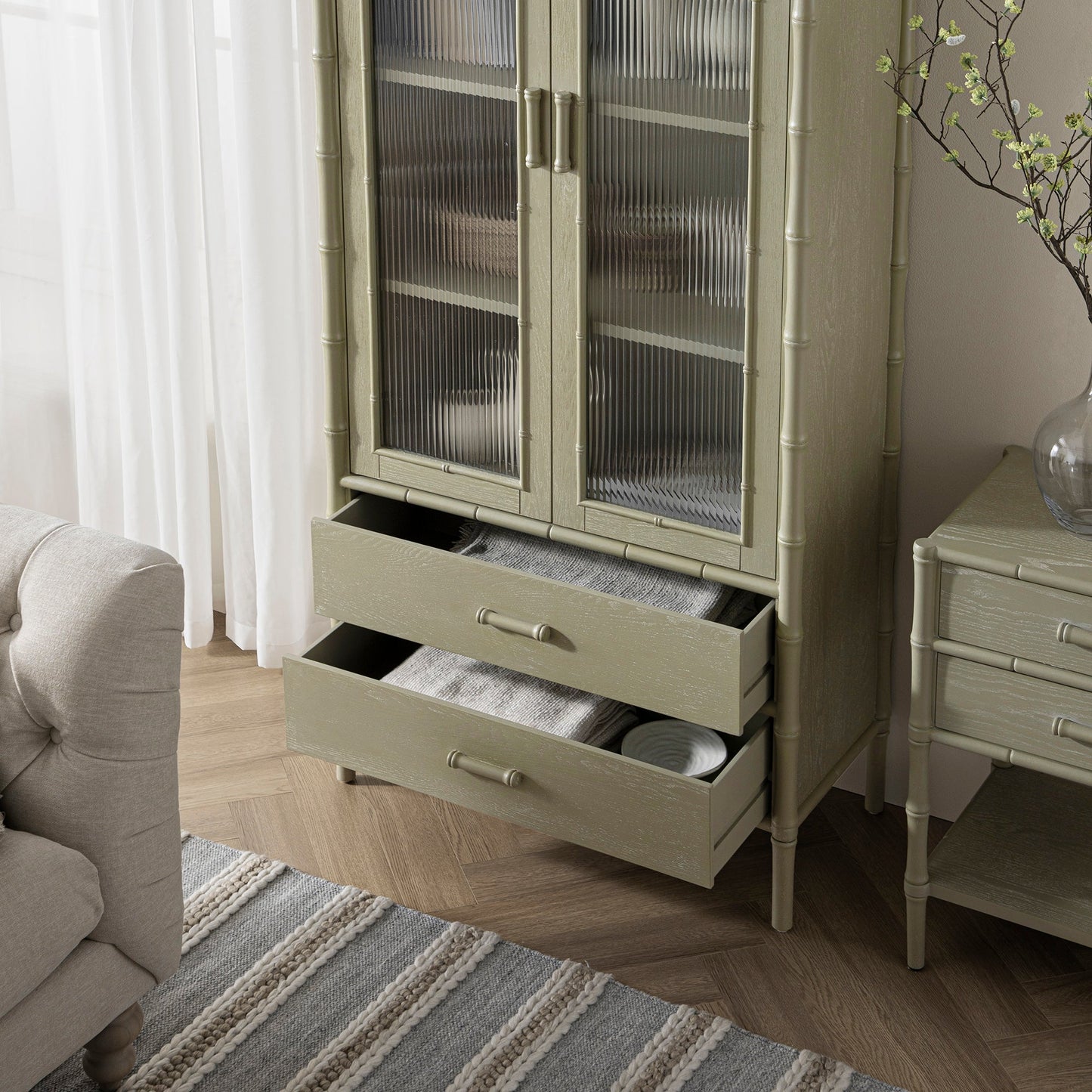 Armoire 2 portes Elstowe en imitation bambou et verre cannelé, vert sauge