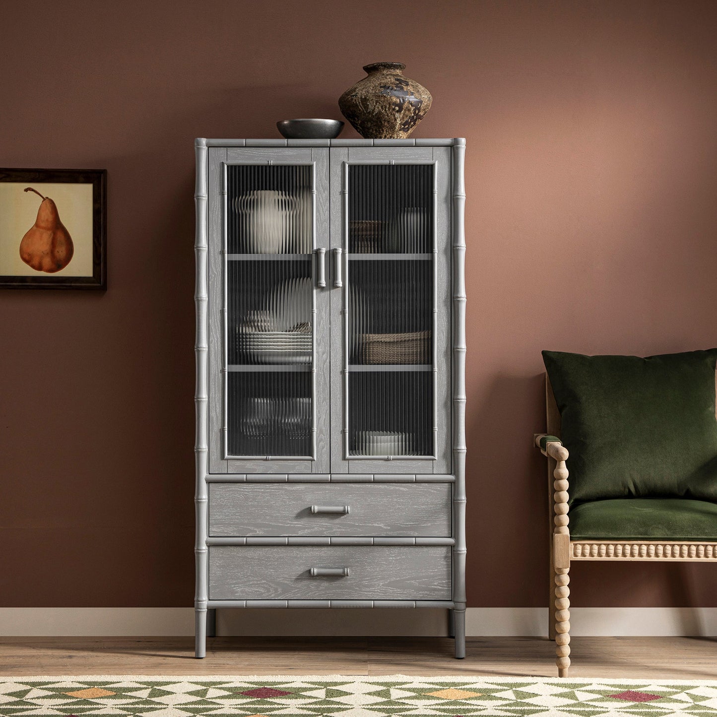Armoire 2 portes Elstowe en imitation bambou et verre cannelé, gris chaud