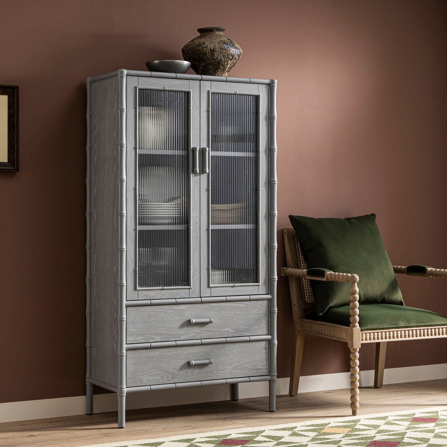 Armoire 2 portes Elstowe en imitation bambou et verre cannelé, gris chaud