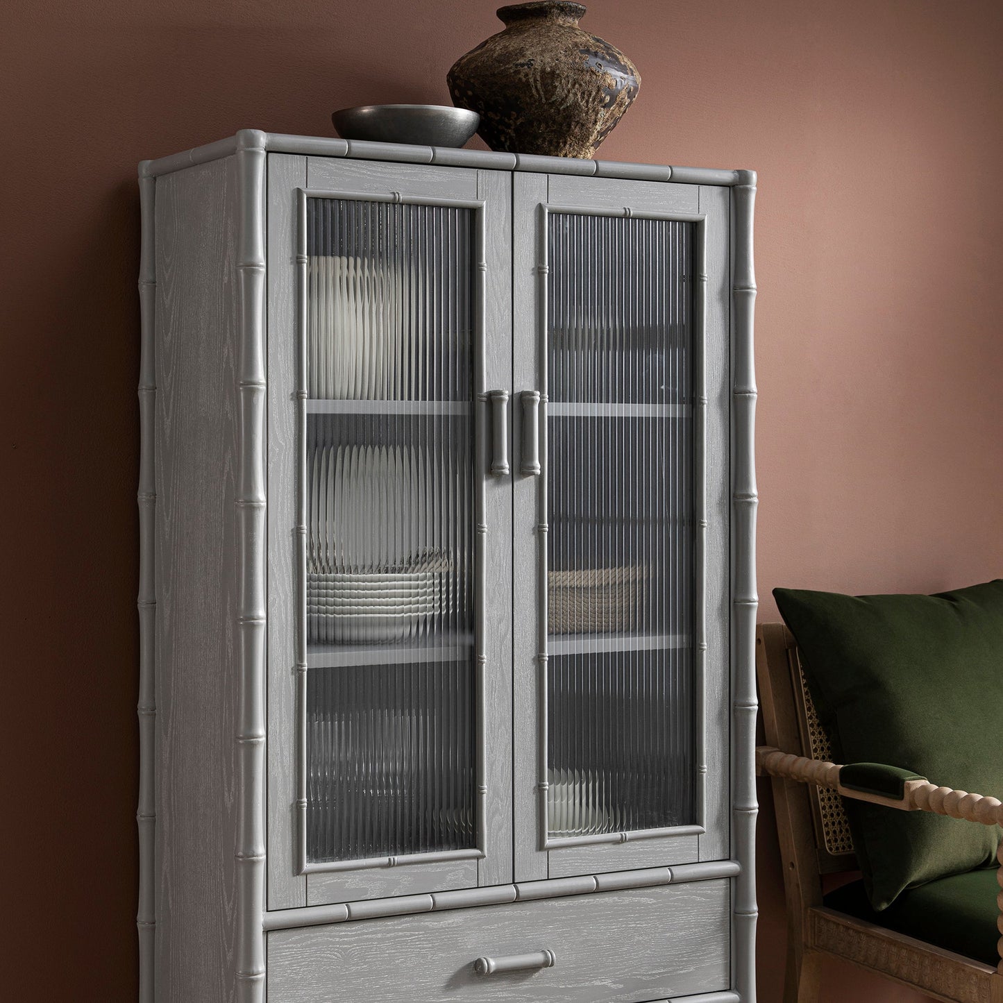 Armoire 2 portes Elstowe en imitation bambou et verre cannelé, gris chaud