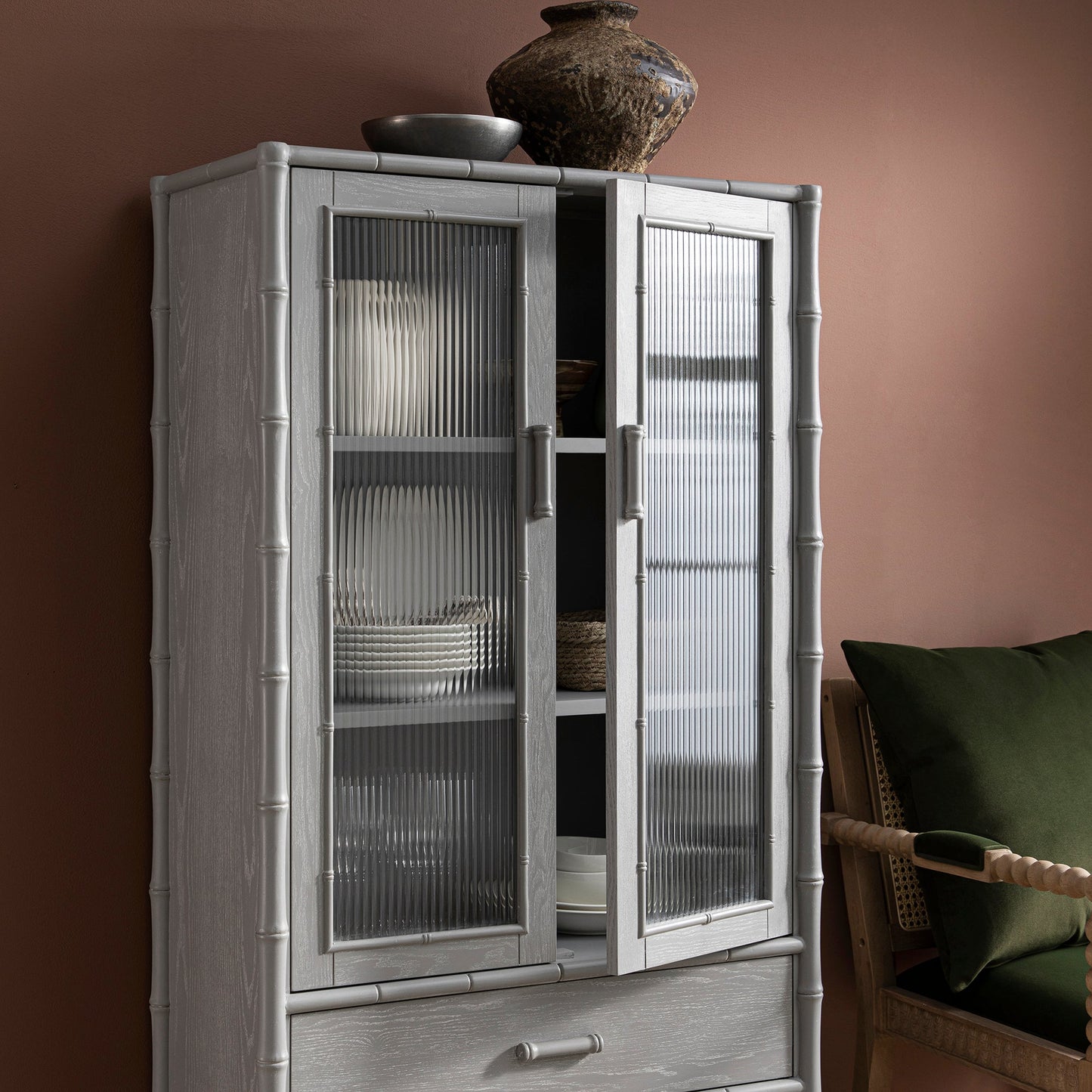 Armoire 2 portes Elstowe en imitation bambou et verre cannelé, gris chaud