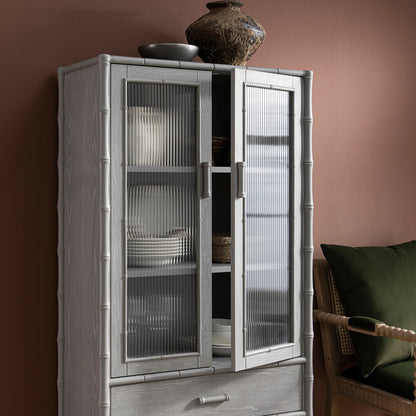 Armoire 2 portes Elstowe en imitation bambou et verre cannelé, gris chaud