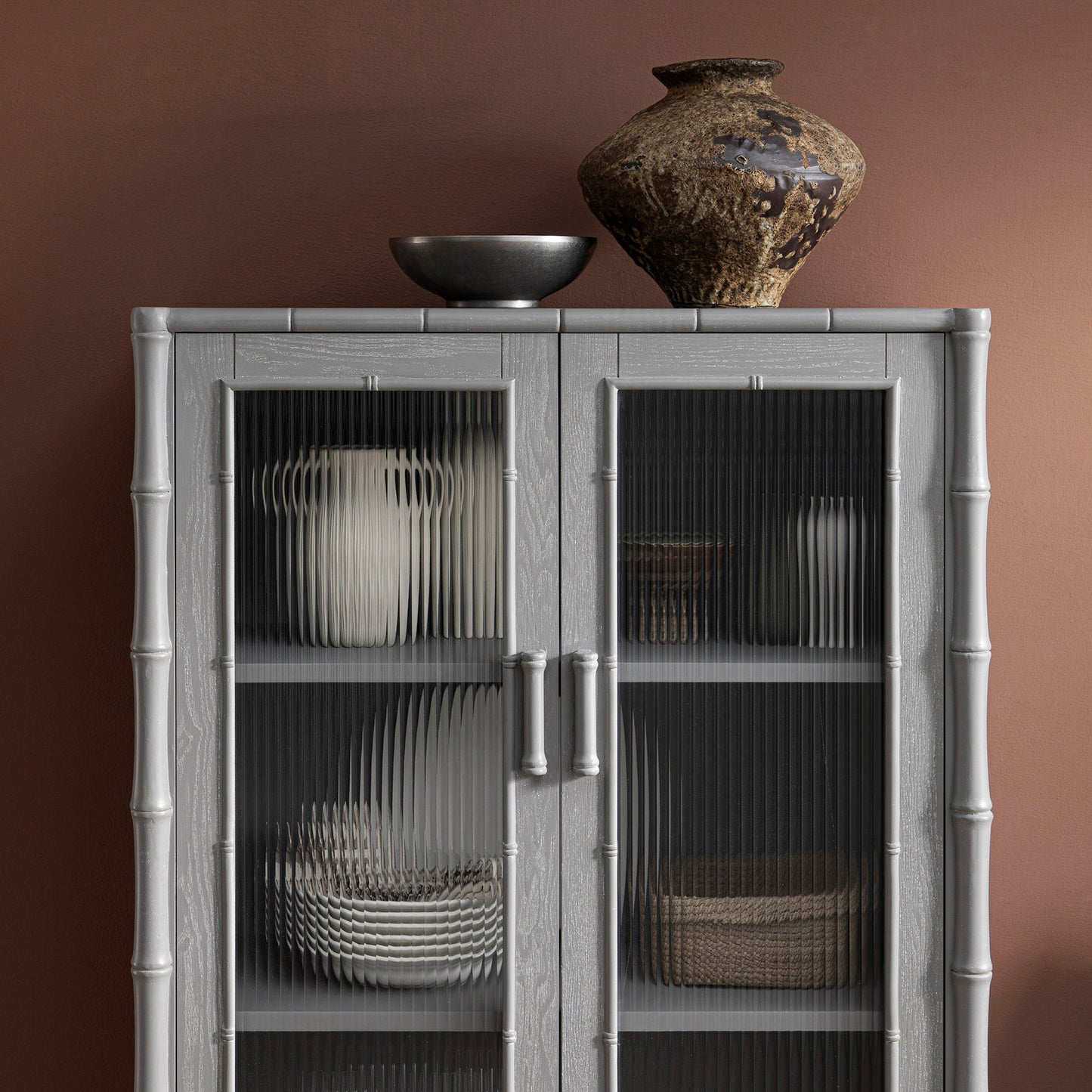 Armoire 2 portes Elstowe en imitation bambou et verre cannelé, gris chaud