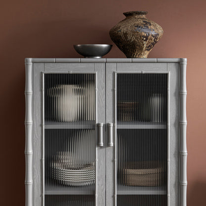 Armoire 2 portes Elstowe en imitation bambou et verre cannelé, gris chaud