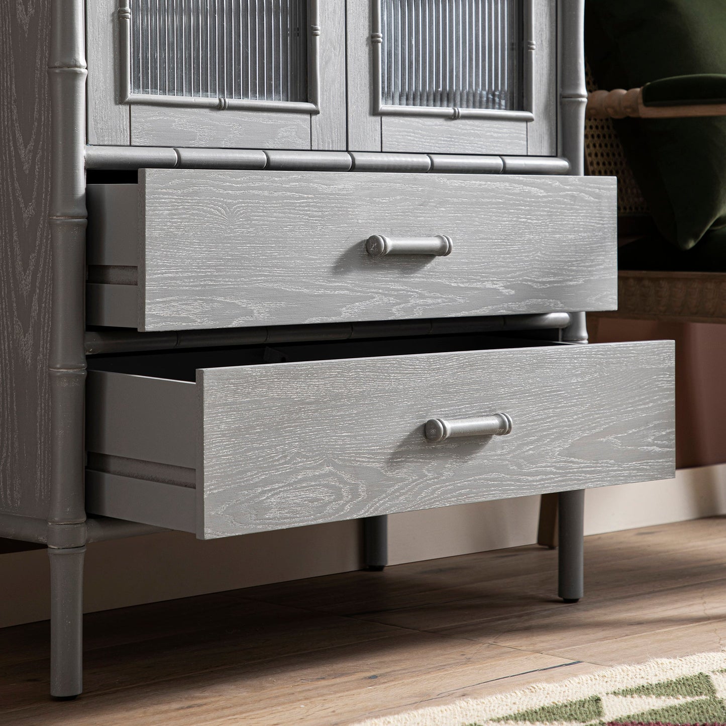 Armoire 2 portes Elstowe en imitation bambou et verre cannelé, gris chaud