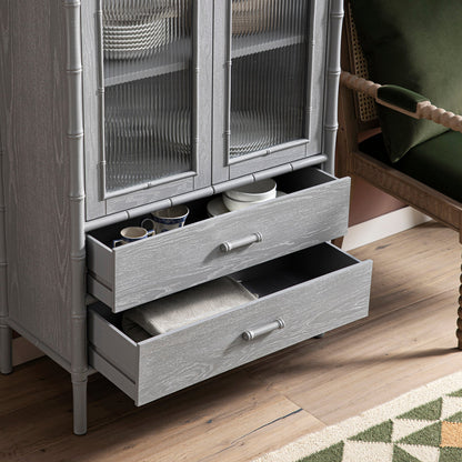 Armoire 2 portes Elstowe en imitation bambou et verre cannelé, gris chaud