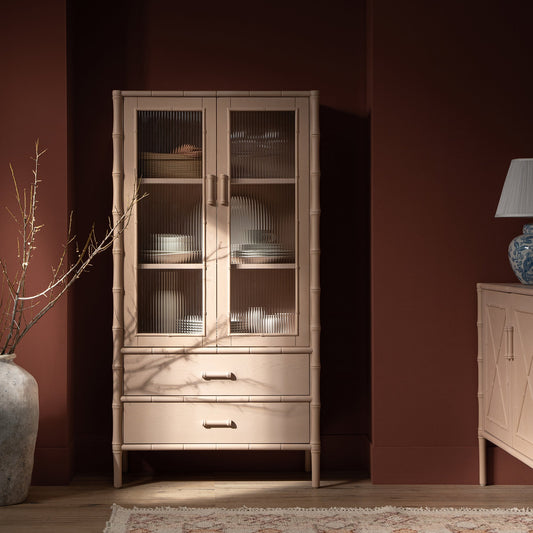 Armoire 2 portes Elstowe en imitation bambou et verre cannelé, rose nude