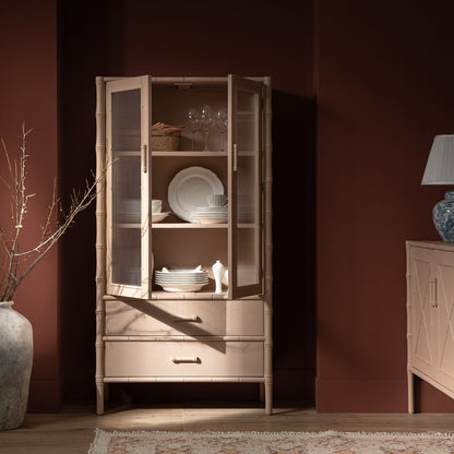 Armoire 2 portes Elstowe en imitation bambou et verre cannelé, rose nude