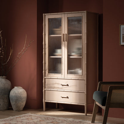 Armoire 2 portes Elstowe en imitation bambou et verre cannelé, rose nude
