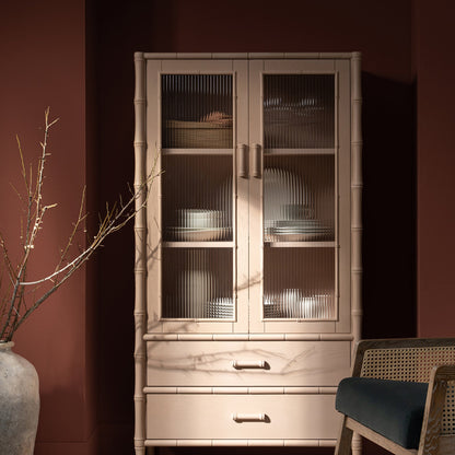 Armoire 2 portes Elstowe en imitation bambou et verre cannelé, rose nude