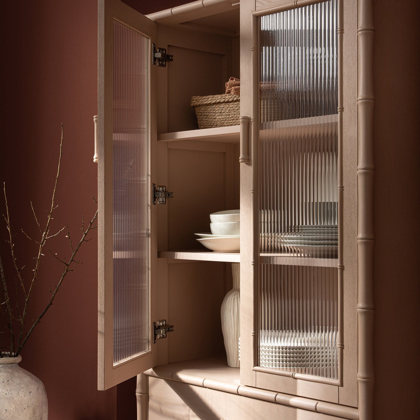 Armoire 2 portes Elstowe en imitation bambou et verre cannelé, rose nude