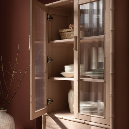 Armoire 2 portes Elstowe en imitation bambou et verre cannelé, rose nude