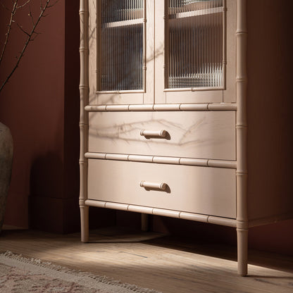 Armoire 2 portes Elstowe en imitation bambou et verre cannelé, rose nude