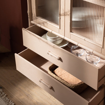 Armoire 2 portes Elstowe en imitation bambou et verre cannelé, rose nude