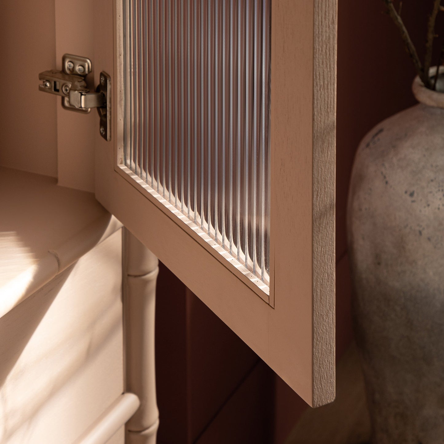 Armoire 2 portes Elstowe en imitation bambou et verre cannelé, rose nude