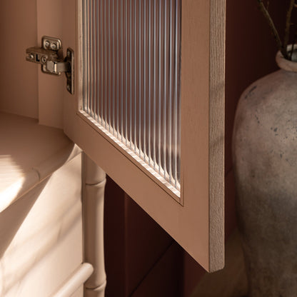 Armoire 2 portes Elstowe en imitation bambou et verre cannelé, rose nude