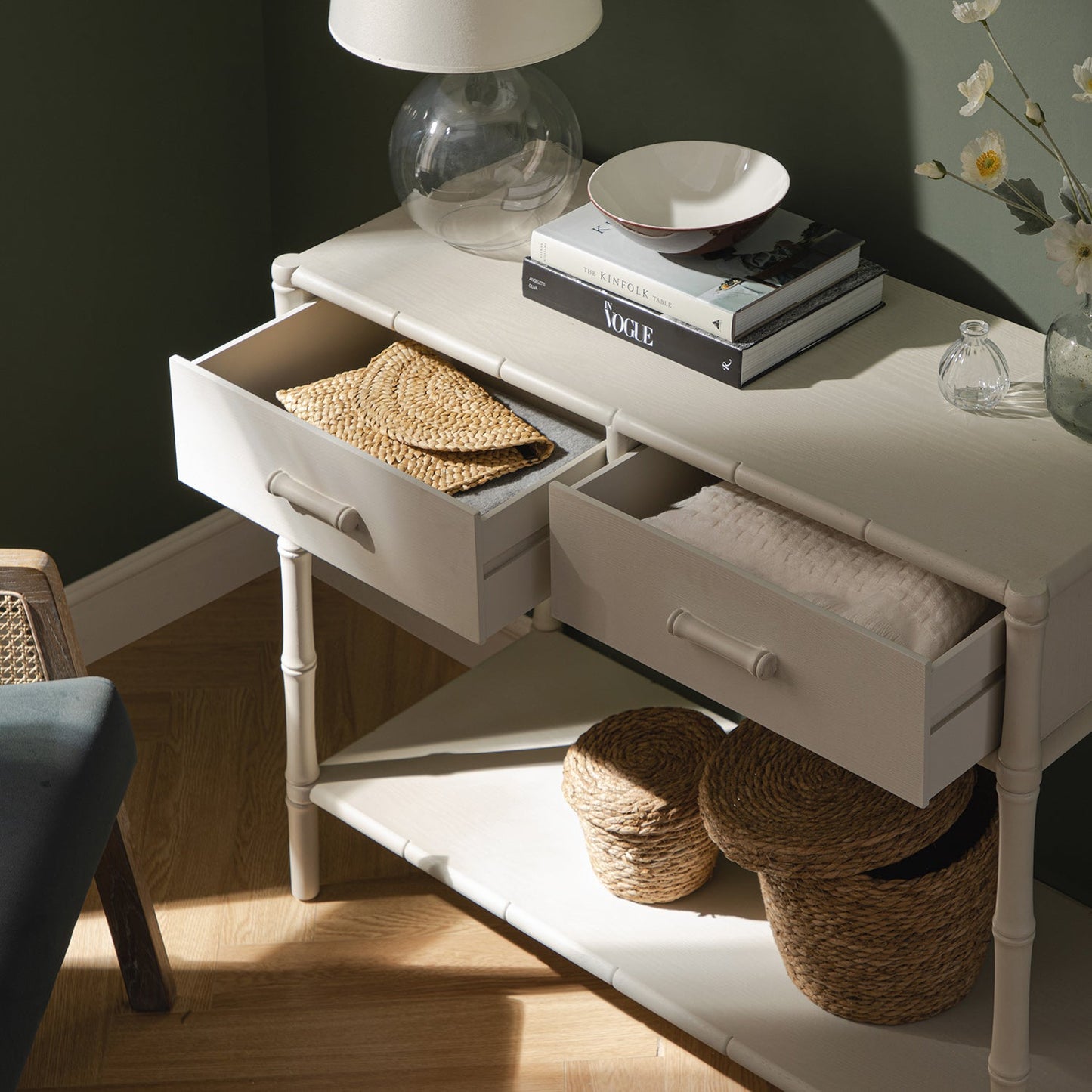 Console Elstowe imitation bambou à 2 tiroirs, blanc ombré