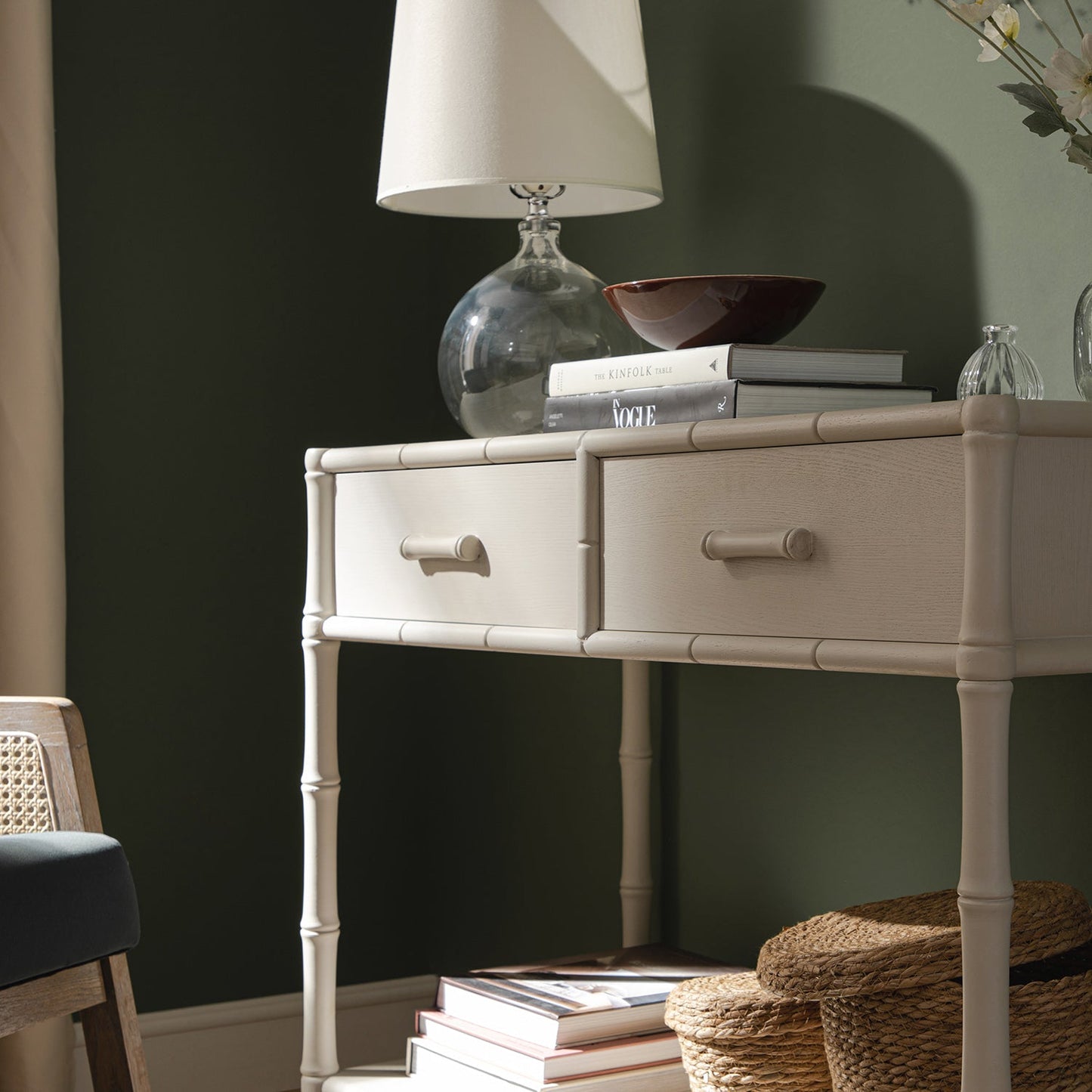 Console Elstowe imitation bambou à 2 tiroirs, blanc ombré