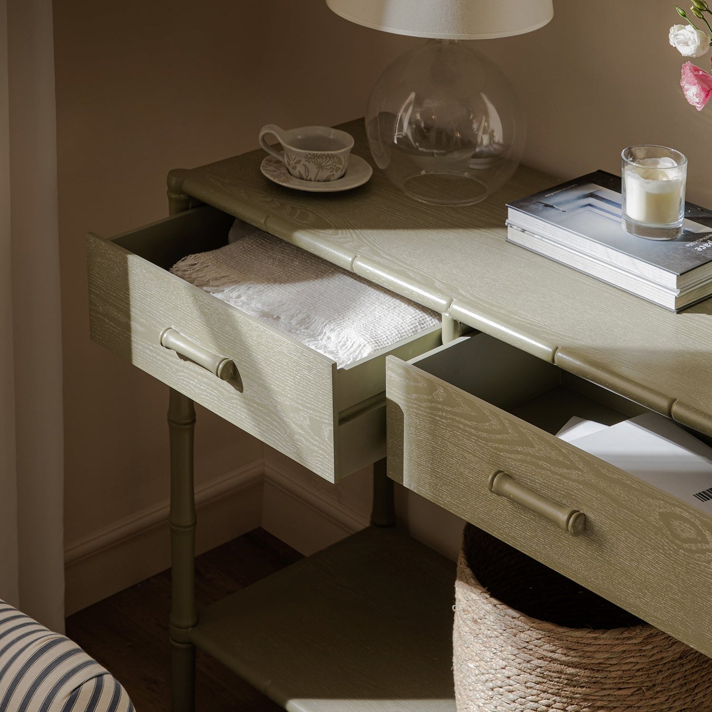 Console 2 tiroirs Elstowe en imitation bambou, vert sauge