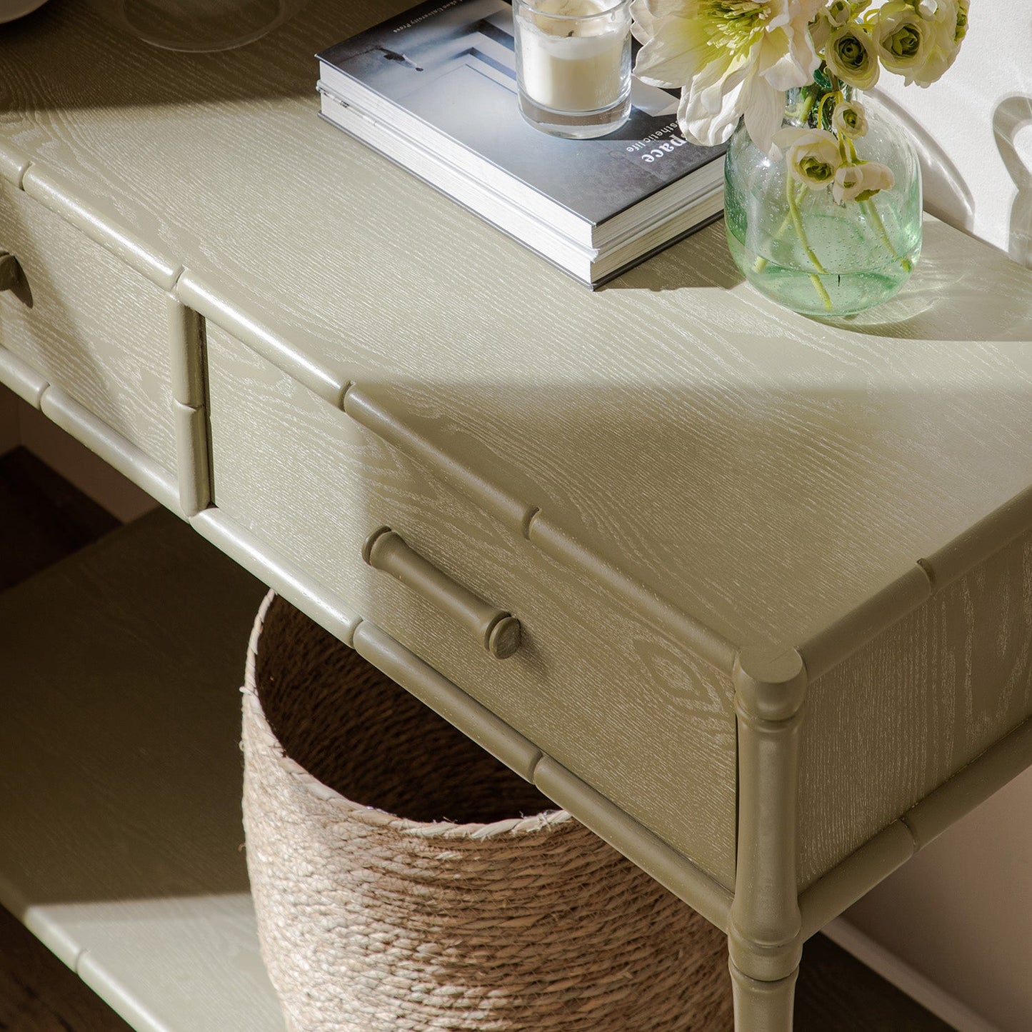 Console 2 tiroirs Elstowe en imitation bambou, vert sauge