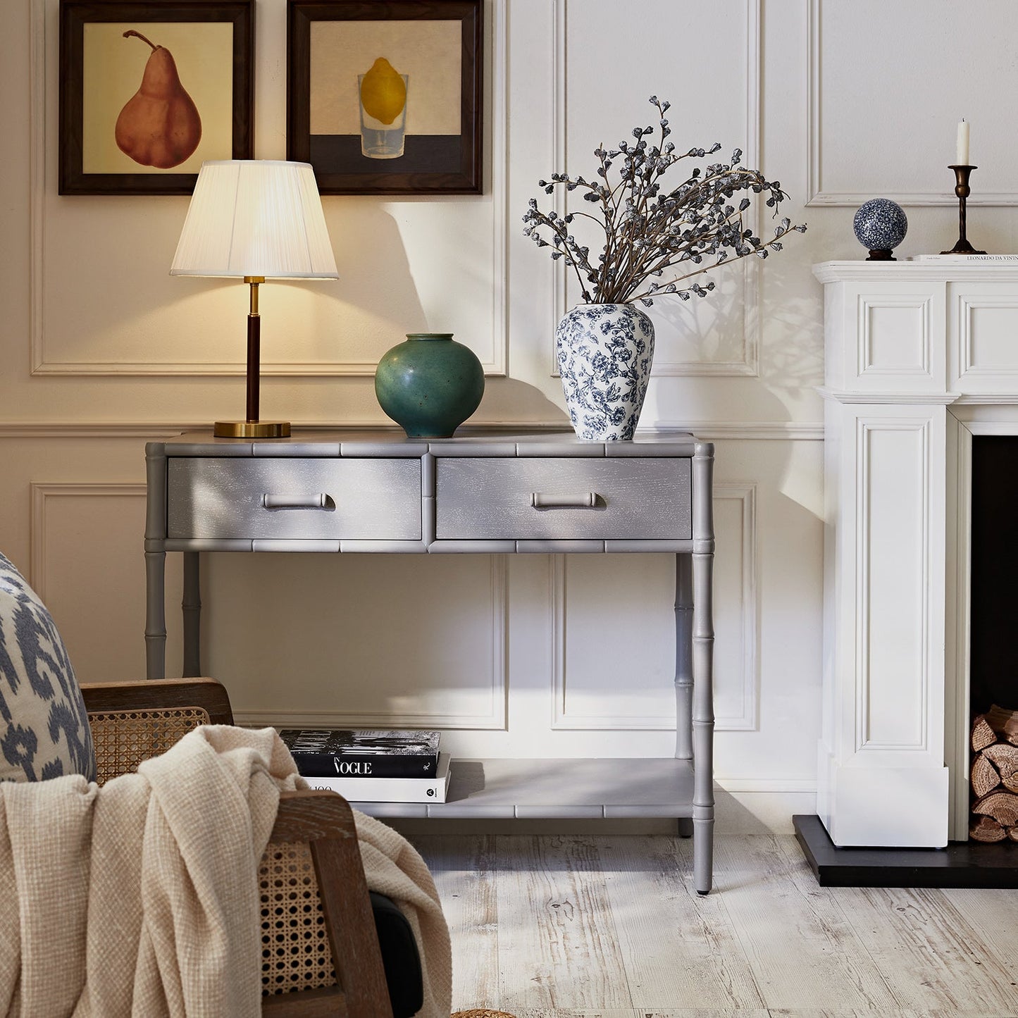 Console 2 tiroirs Elstowe en imitation bambou, gris chaud