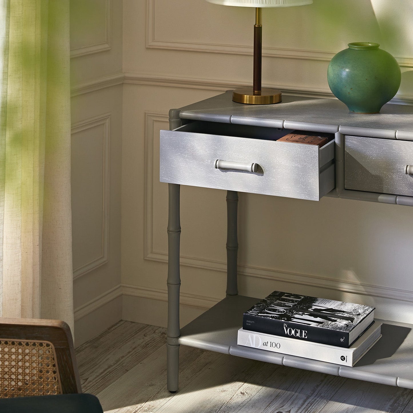 Console 2 tiroirs Elstowe en imitation bambou, gris chaud