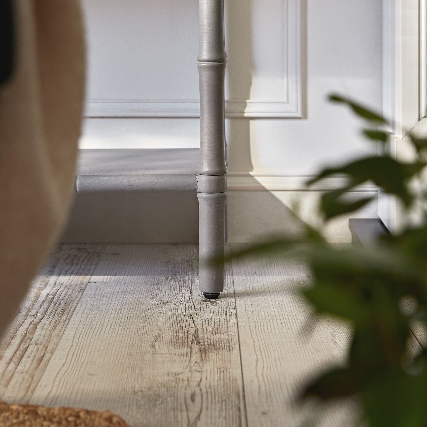 Console 2 tiroirs Elstowe en imitation bambou, gris chaud