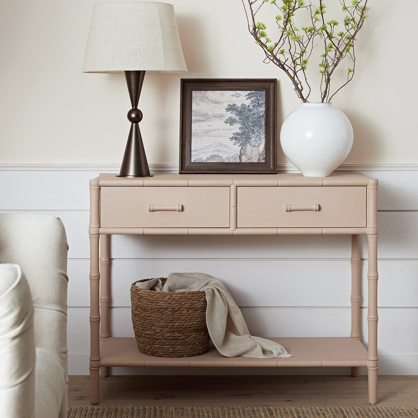 Console 2 tiroirs Elstowe en imitation bambou, rose nude