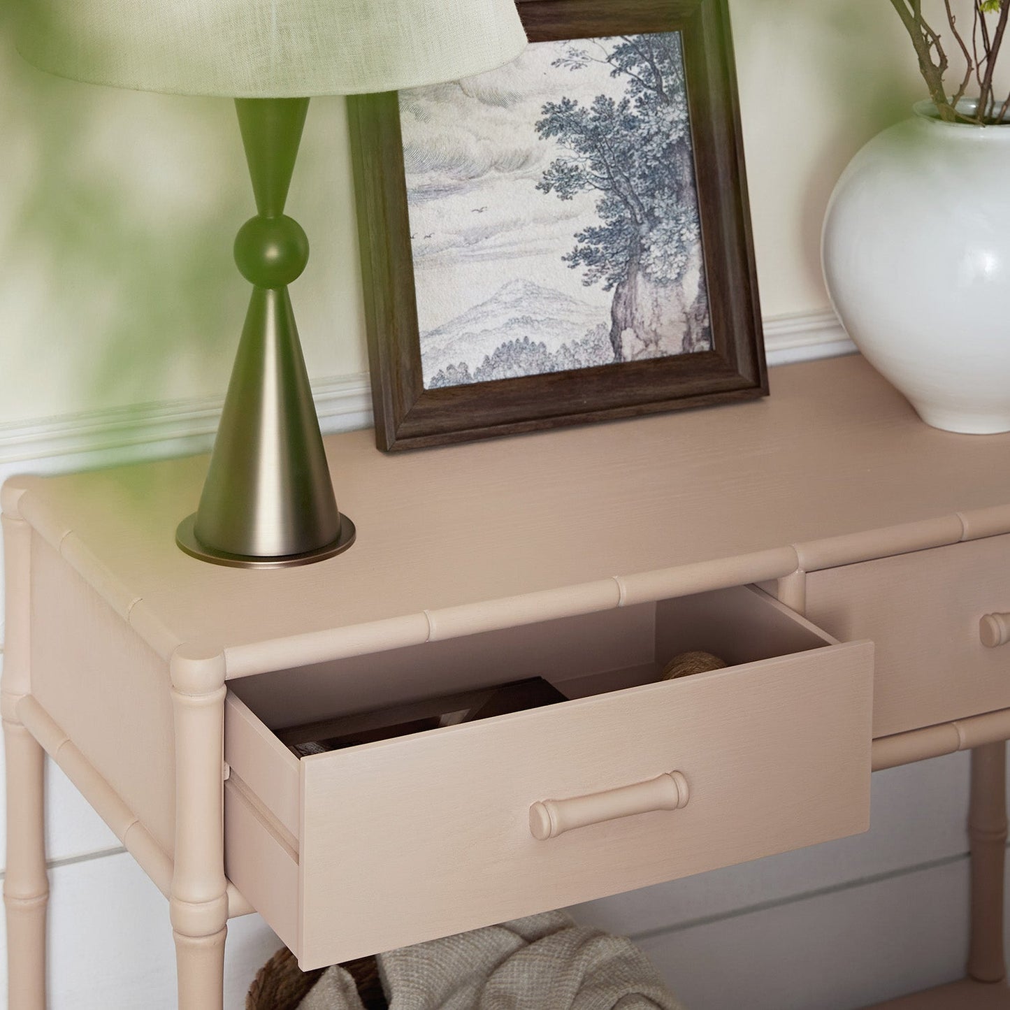 Console 2 tiroirs Elstowe en imitation bambou, rose nude