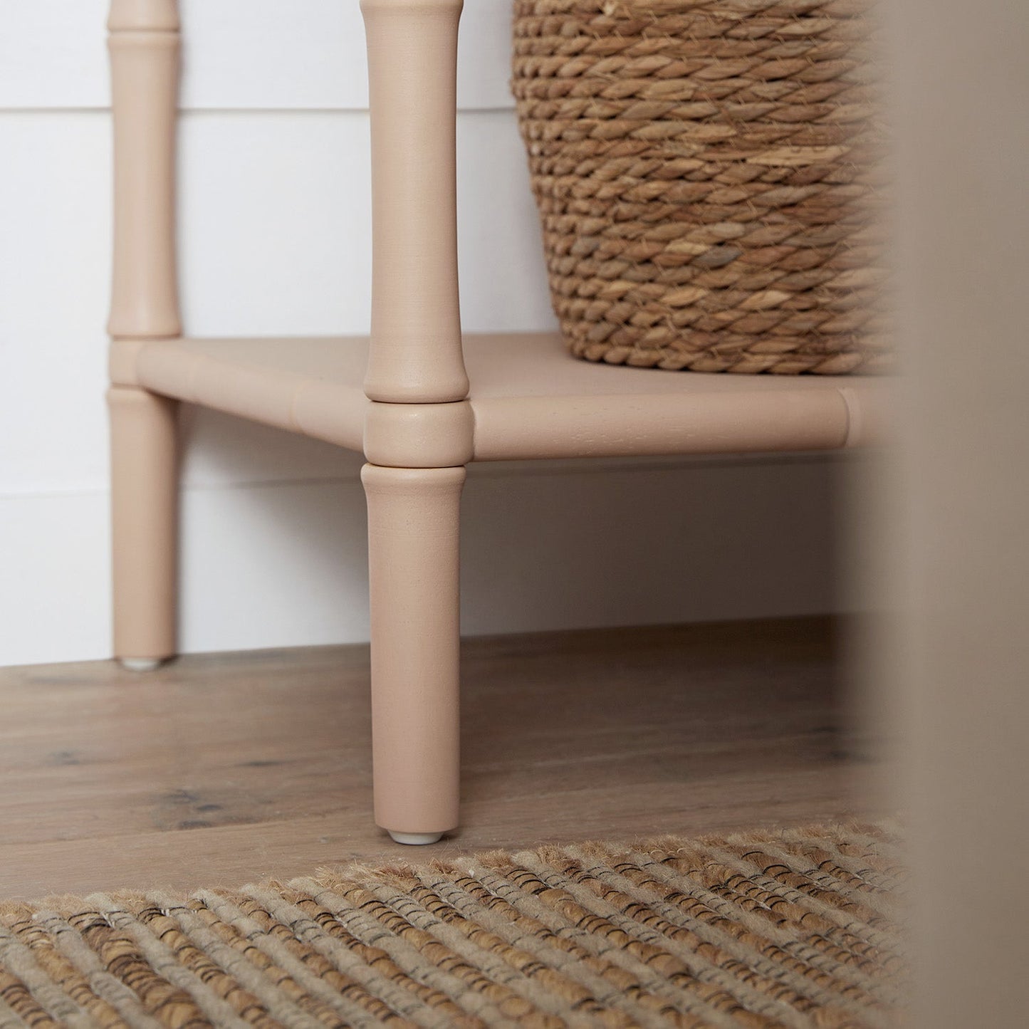 Console 2 tiroirs Elstowe en imitation bambou, rose nude