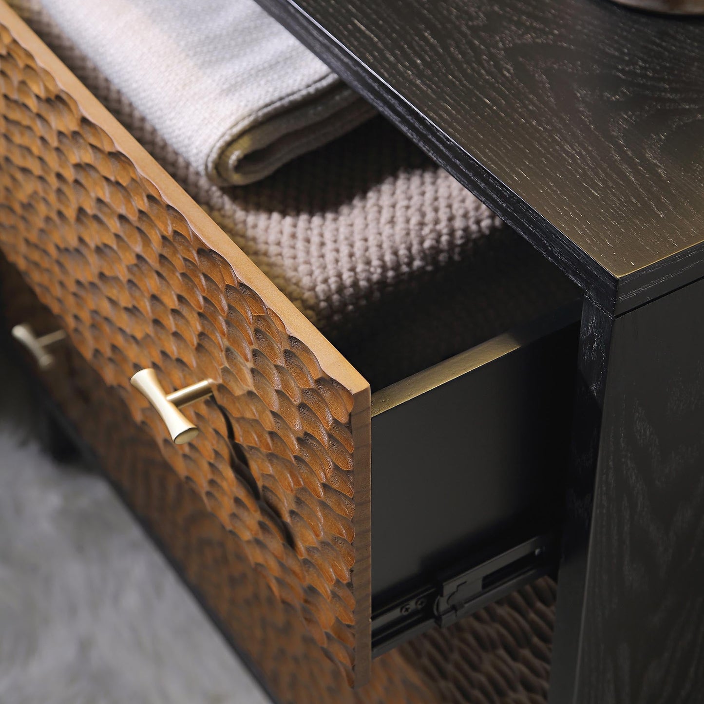 Commode 3 tiroirs sculptée Bianca Chip, bronze antique et noir