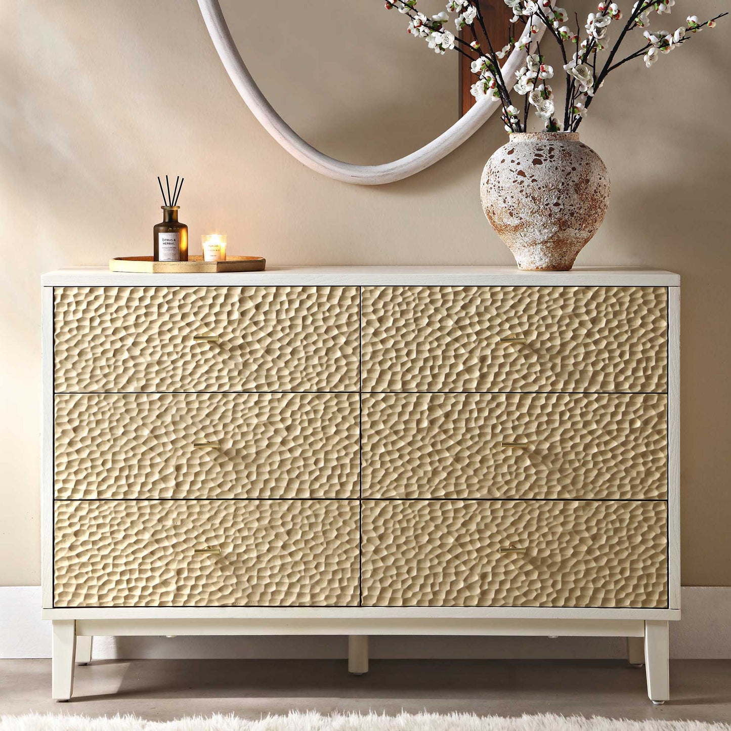 Commode 6 tiroirs sculptée Bianca Chip, beige sable et ivoire