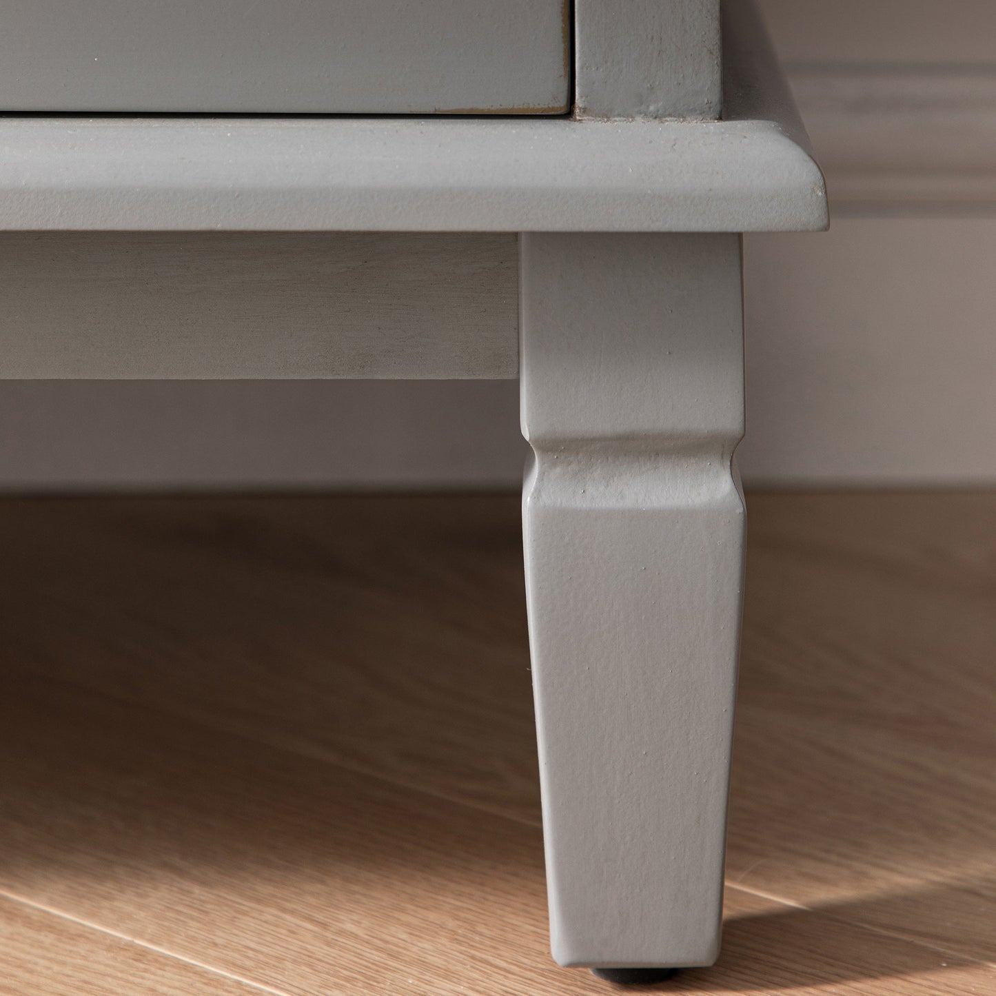 Commode 3 tiroirs sculptée gris moyen Chantilly