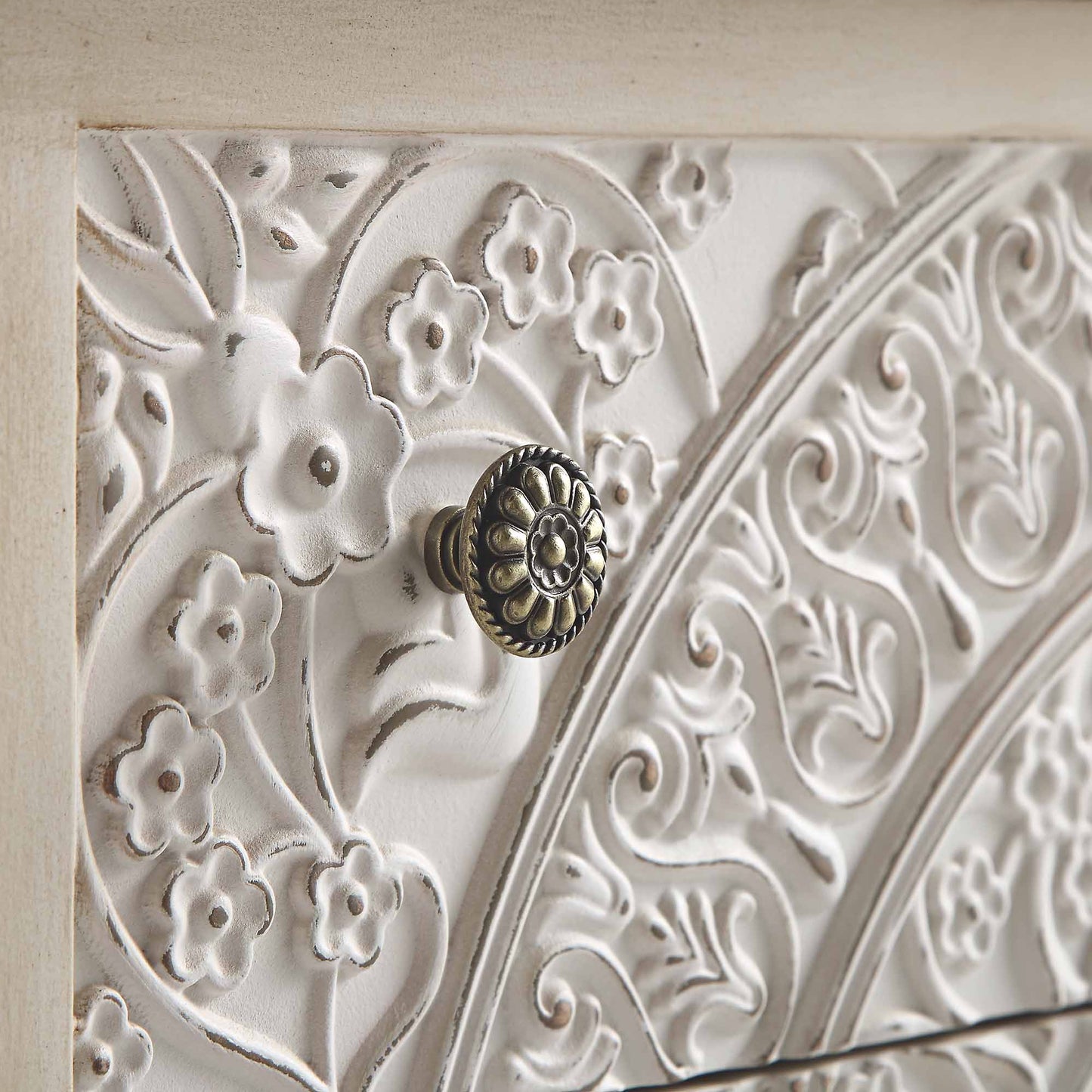 Commode à 3 tiroirs sculptée blanchie à la chaux de Chantilly