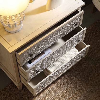 Commode à 3 tiroirs sculptée blanchie à la chaux de Chantilly