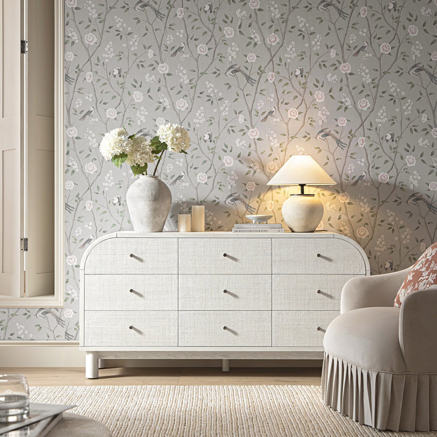 Commode Maude 9 tiroirs, frêne blanc lavé avec raphia