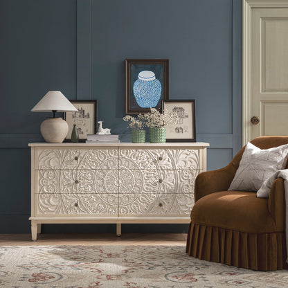 Commode large à 6 tiroirs sculptée blanchie à la chaux de Chantilly