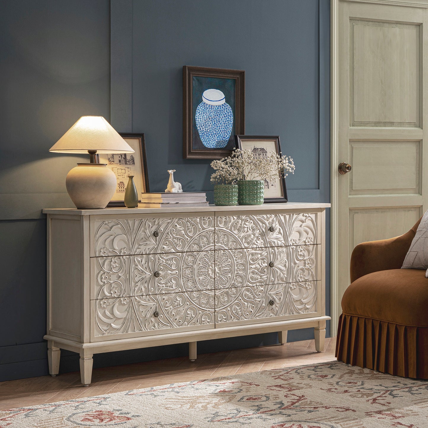 Commode large à 6 tiroirs sculptée blanchie à la chaux de Chantilly