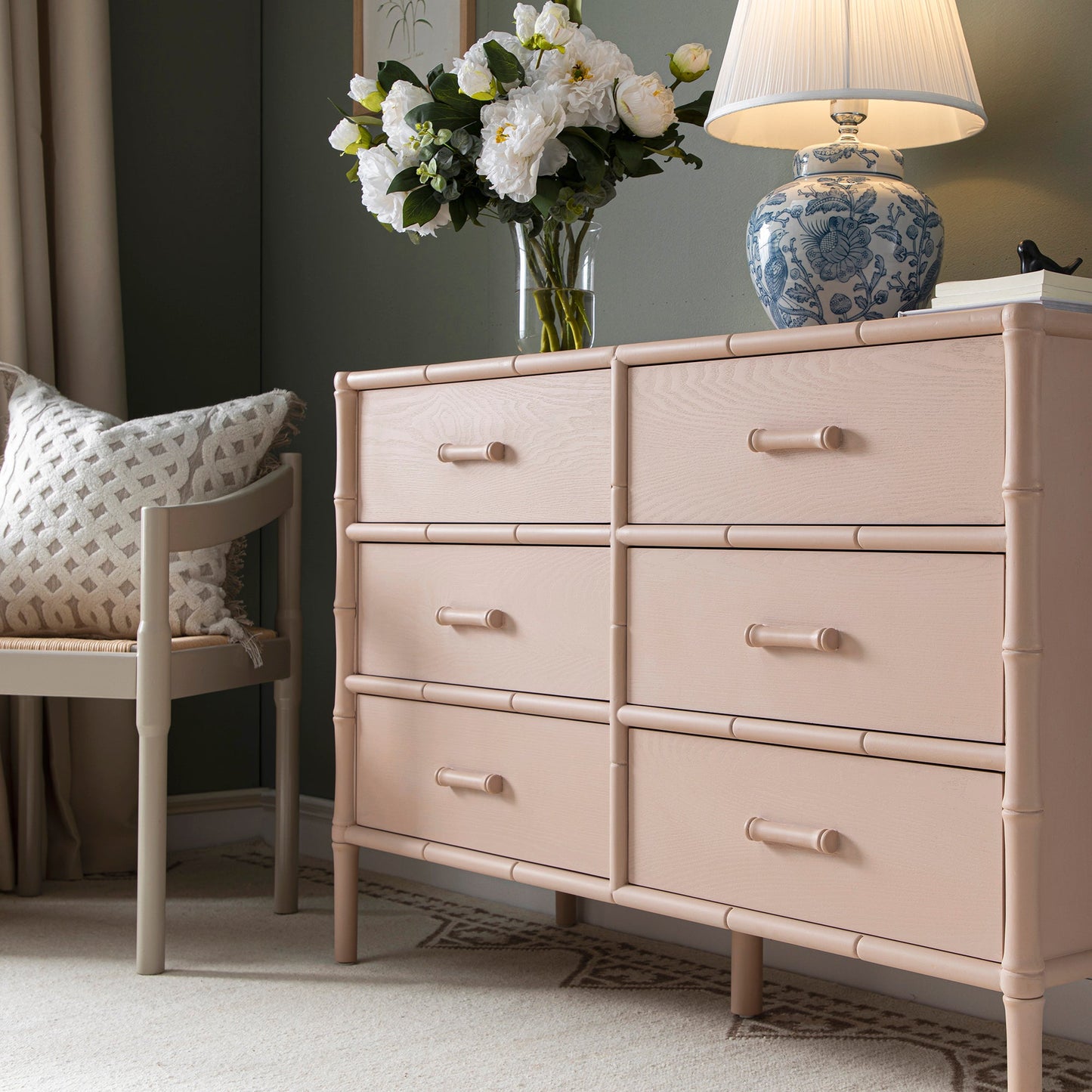 Commode 6 tiroirs Elstowe en imitation bambou, rose nude