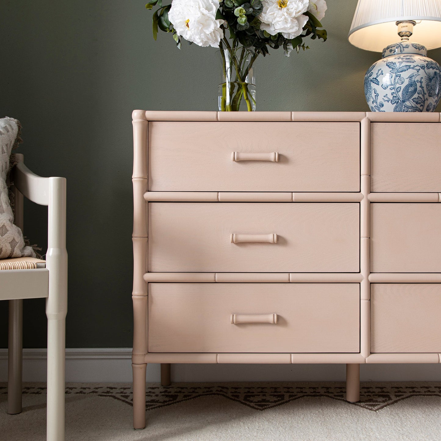 Commode 6 tiroirs Elstowe en imitation bambou, rose nude