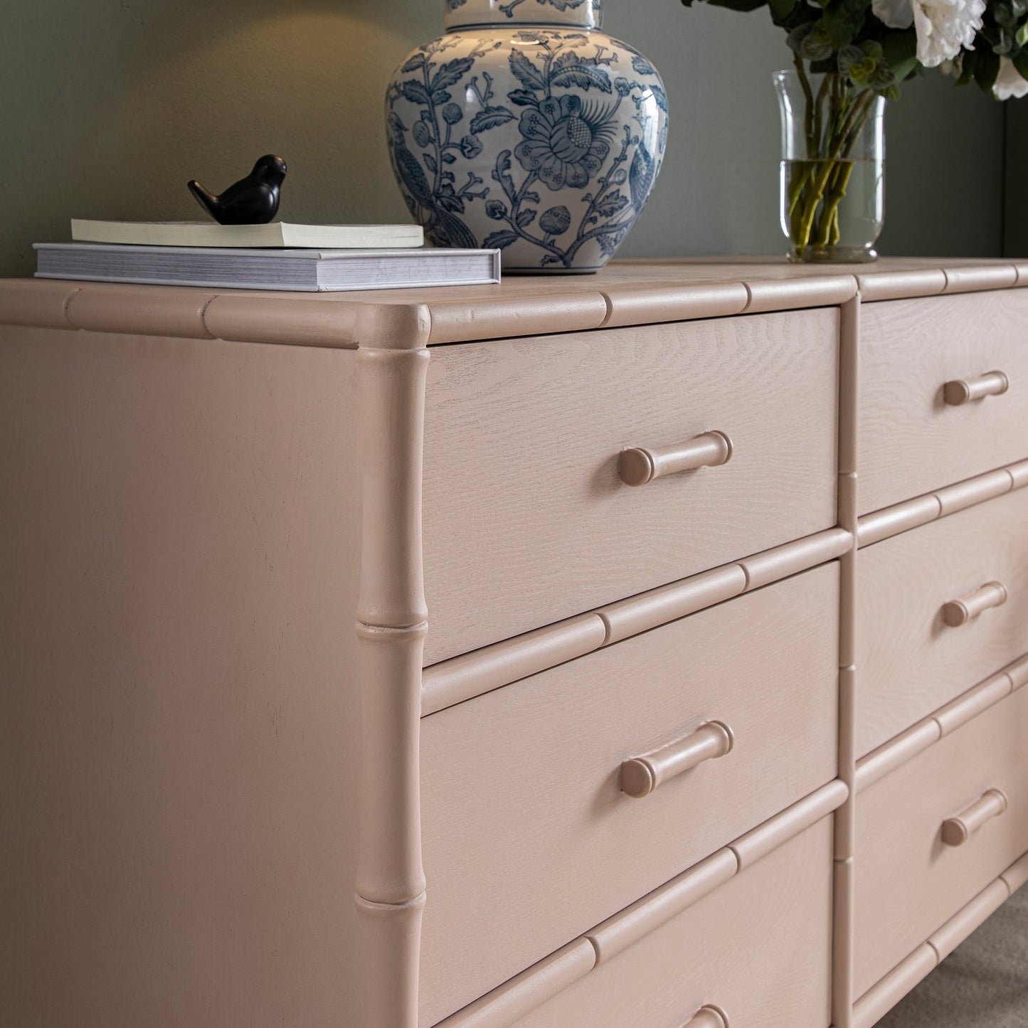 Commode 6 tiroirs Elstowe en imitation bambou, rose nude