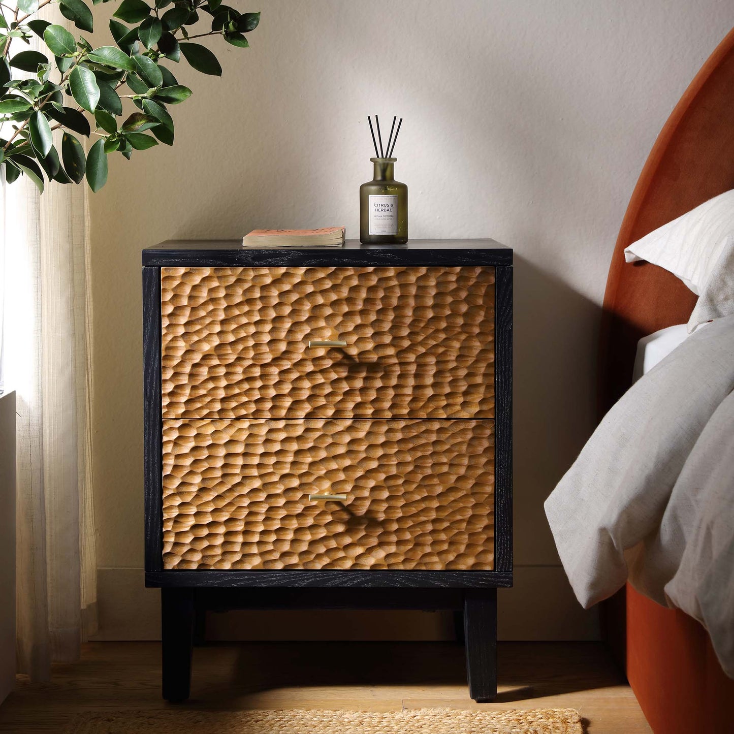 Table de chevet sculptée Bianca Chip, bronze antique et noir