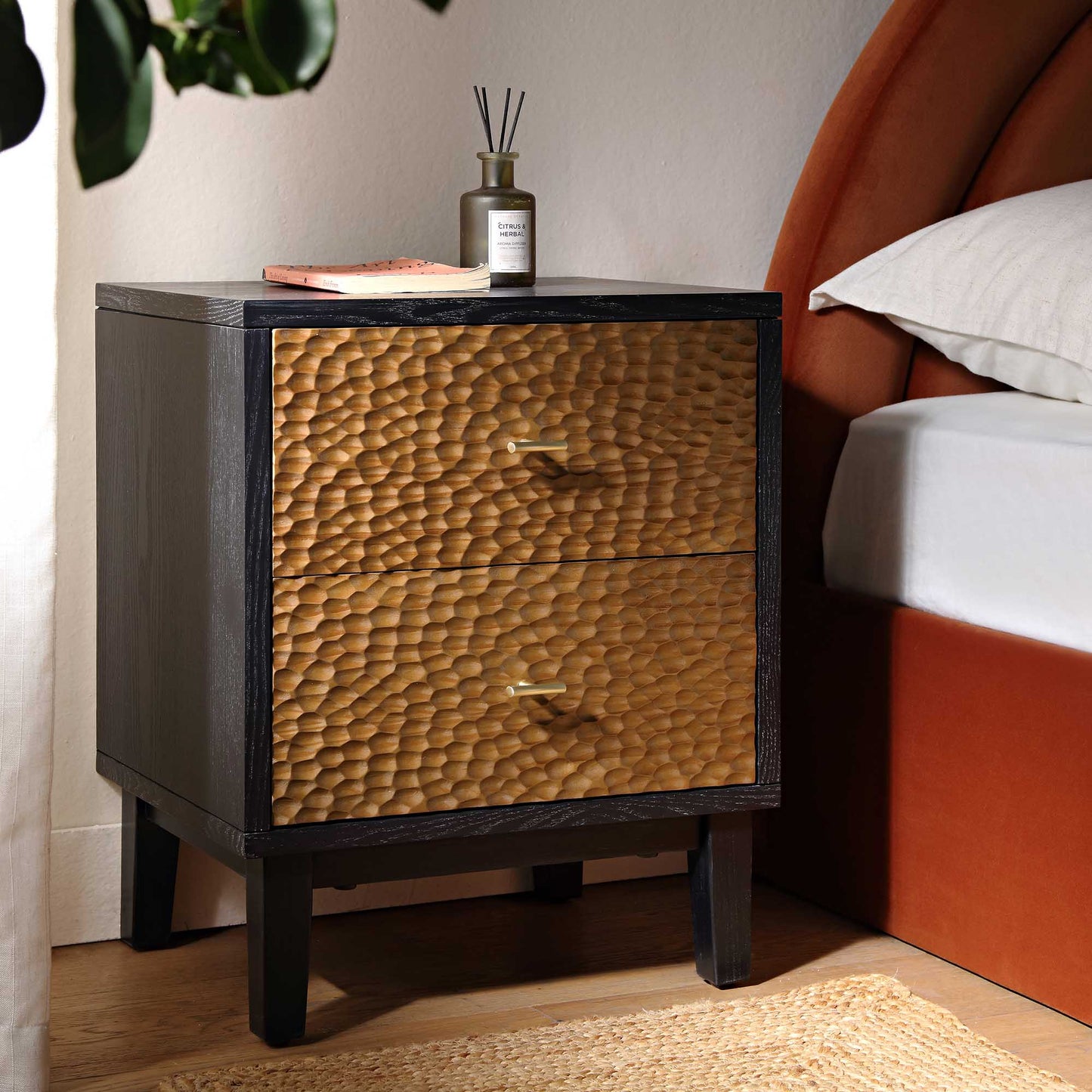 Table de chevet sculptée Bianca Chip, bronze antique et noir