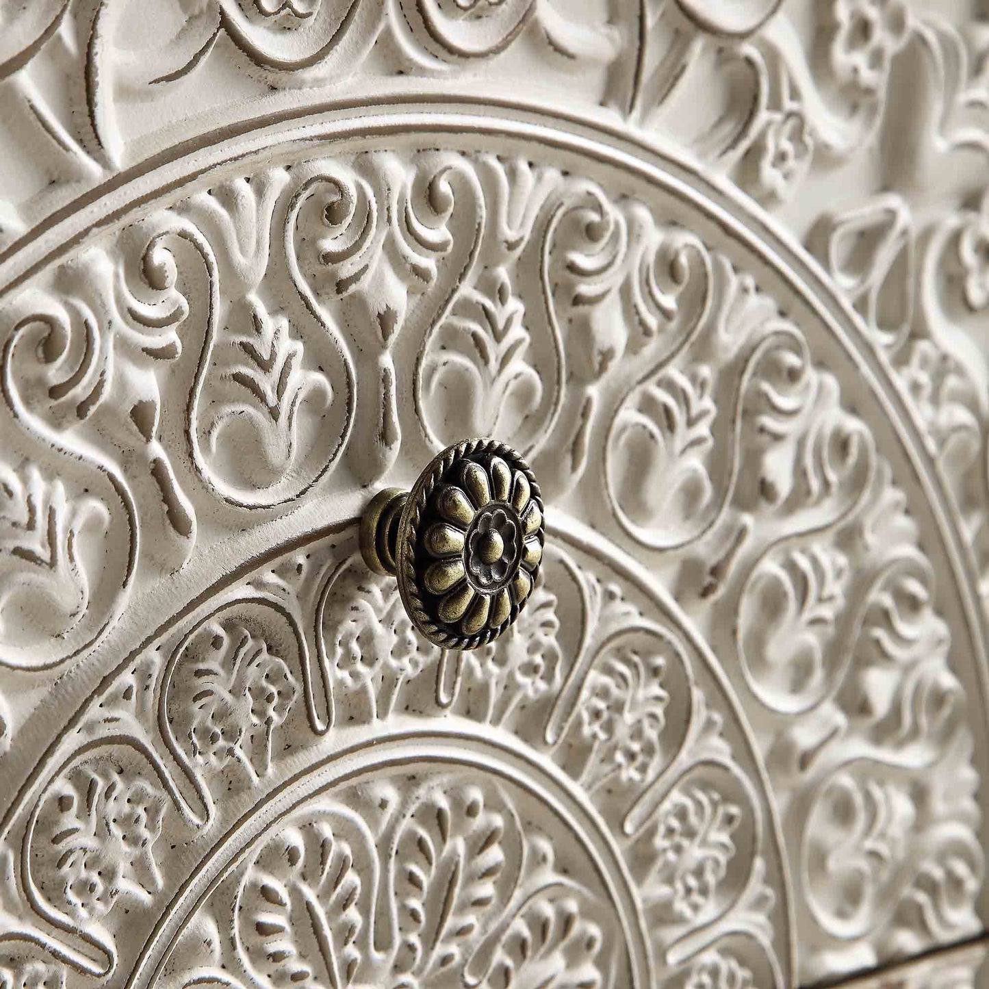 Table de chevet à 2 tiroirs sculptée blanchie à la chaux de Chantilly