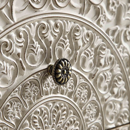 Table de chevet à 2 tiroirs sculptée blanchie à la chaux de Chantilly