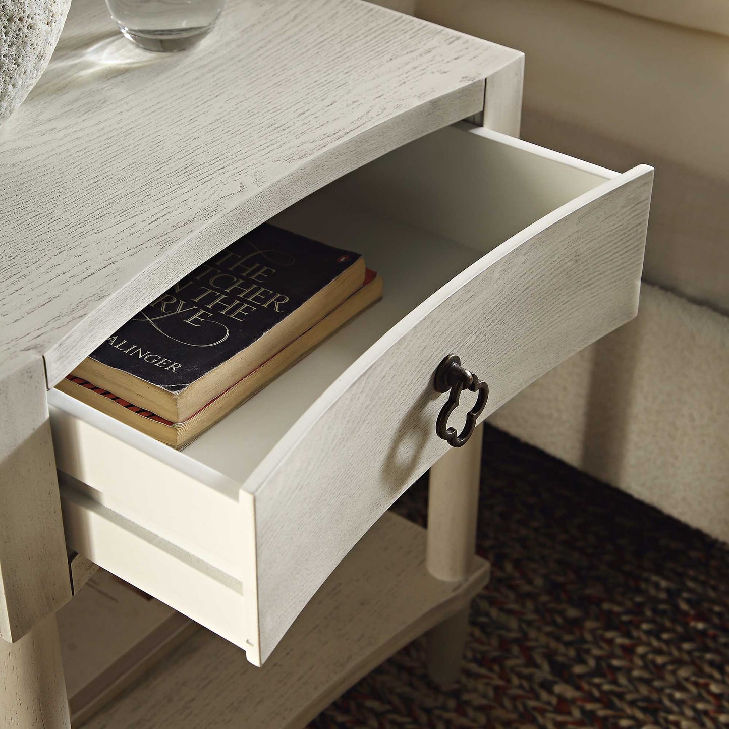 Table de chevet concave Thalia à 1 tiroir, blanc délavé