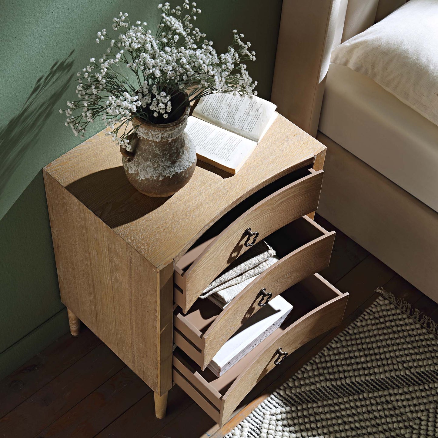 Table de chevet concave 3 tiroirs Thalia, naturelle