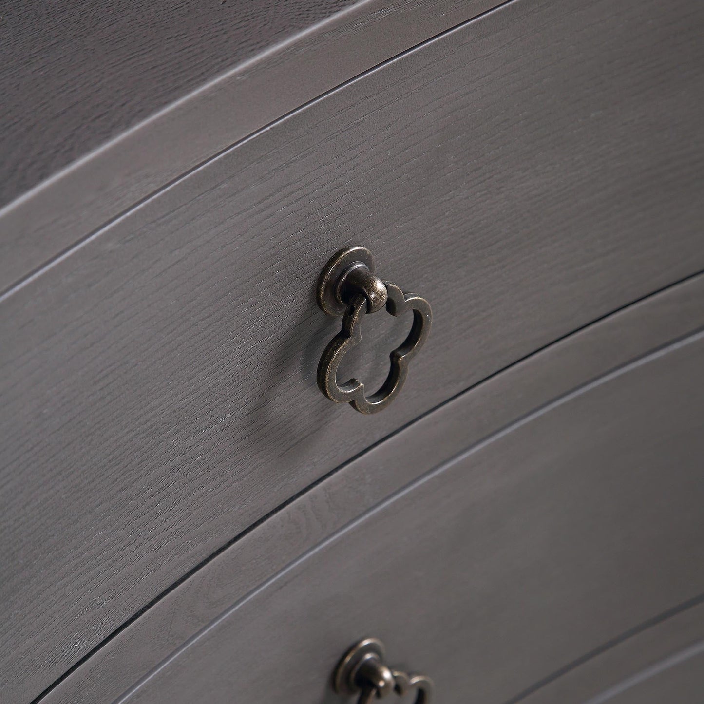 Table de chevet concave Thalia à 3 tiroirs, chêne argenté