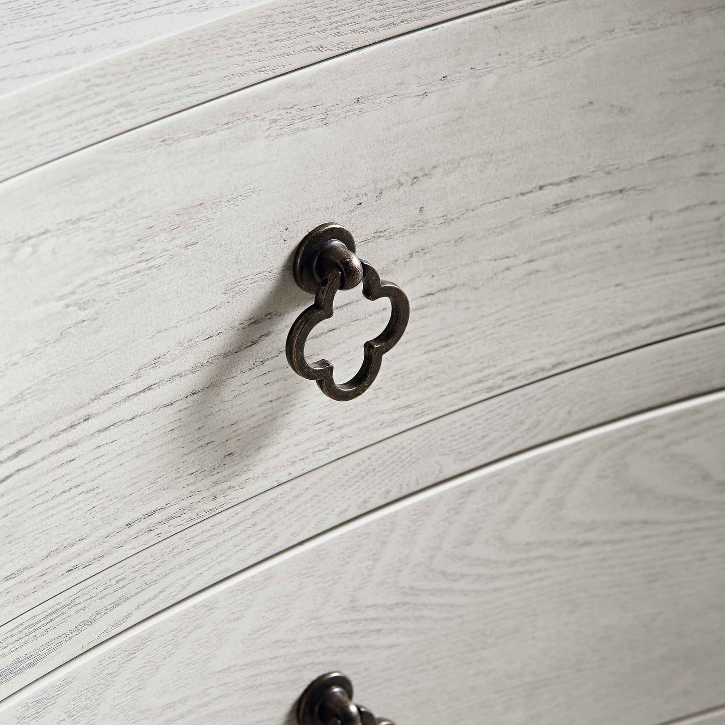 Table de chevet concave Thalia à 3 tiroirs, blanc délavé