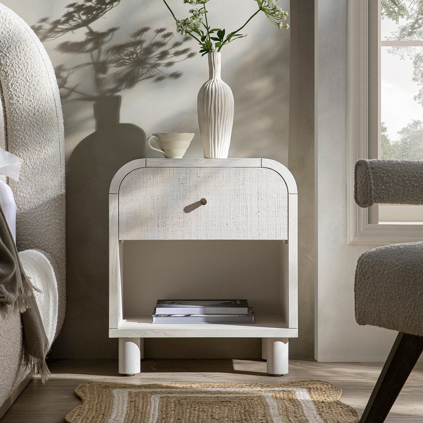 Table de chevet Maude 1 tiroir, frêne blanc lavé avec raphia